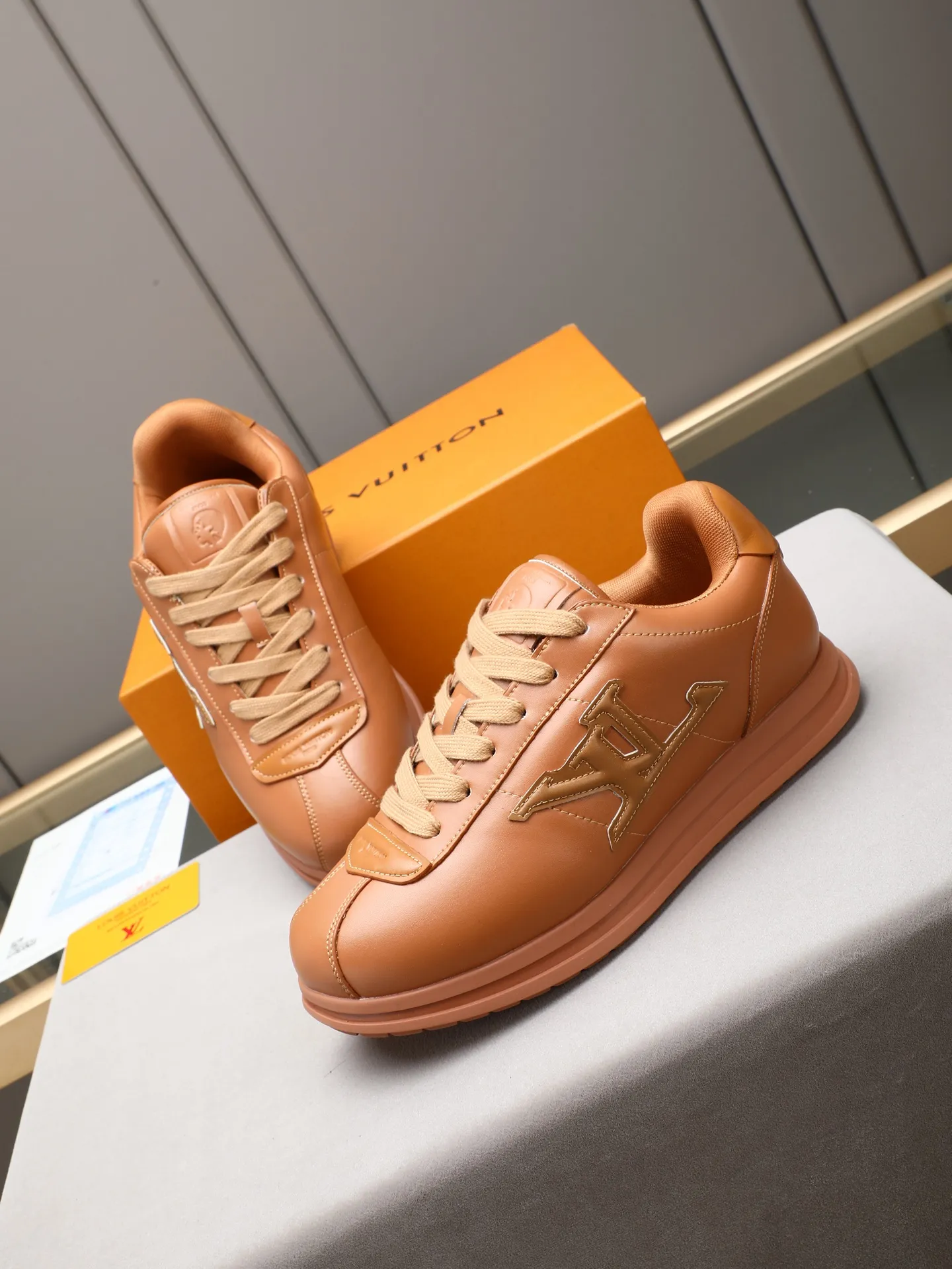 PP560 LV Louis Vuitton L Jialu Brand Runner Tatic Series Thick-soled Casual Sports Shoes Running Shoes Original purchase, development and production This LV Runner Tatic sports shoe combines technical materials such as mesh fabric and ribbons to interpret the inspiration of traditional mountaineering shoes. LV letters are written on one side, the lariat buckle of the quick lacing system is embellished with Monogram flowers and Louis Vuitton logos, and the light and wear-resistant rubber outsole completes the whole. ▪️Fabric: Original imported cowhide + mesh ▪️Inner lining: Original customized breathable mesh ▪️Sole: Original open-molded anti-slip rubber combination material ▪️Size: Men's 38-44 (customized for 45 and 46)